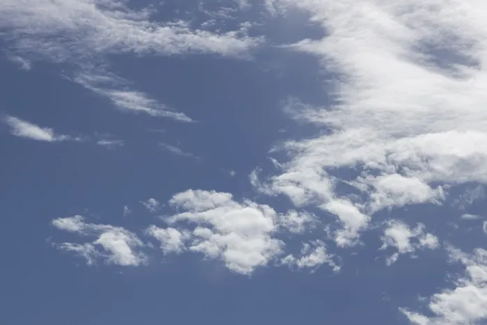 Gerahmter Druck : Stratocumulus-Wolken in einem blauen Himmel, England, Vereinigtes Königreich Gerahmter Druck : Stratocumulus-Wolken in einem blauen Himmel, England, Vereinigtes Königreich