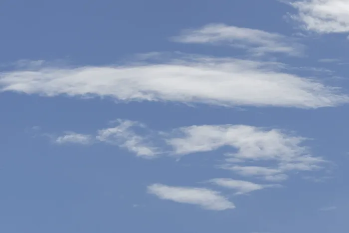 Gerahmter Druck : Stratocumulus-Wolken in einem blauen Himmel, England, Vereinigtes Königreich Gerahmter Druck : Stratocumulus-Wolken in einem blauen Himmel, England, Vereinigtes Königreich
