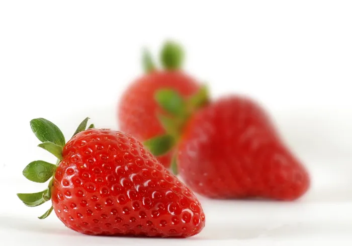 Gerahmter Druck : Drei Erdbeeren Gerahmter Druck : Drei Erdbeeren