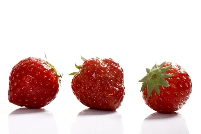 Gerahmter Druck : Drei Erdbeeren. Gerahmter Druck : Drei Erdbeeren.