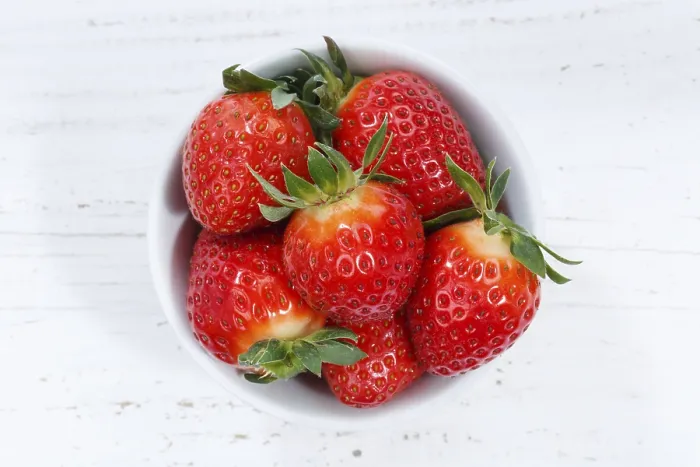 Gerahmter Druck : Beeren aus Erdbeeren von oben. Gerahmter Druck : Beeren aus Erdbeeren von oben.
