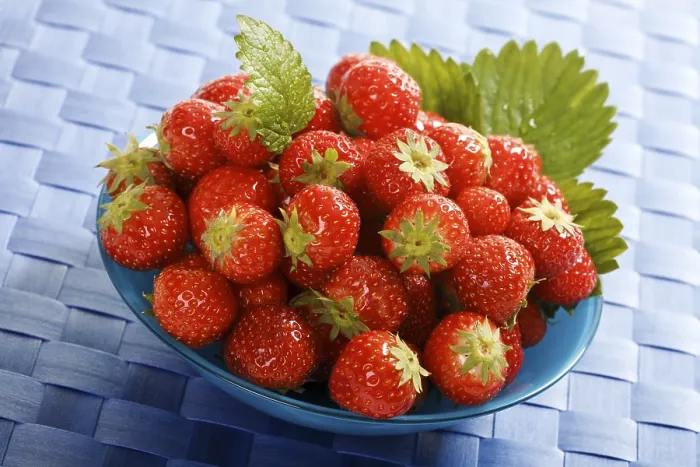 Gerahmter Druck : Erdbeeren in einem Teller. Gerahmter Druck : Erdbeeren in einem Teller.
