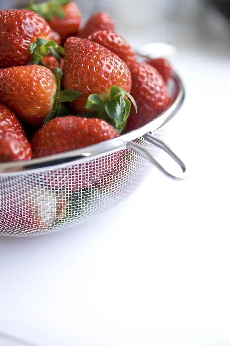Gerahmter Druck : Erdbeeren in einem Sieb. Gerahmter Druck : Erdbeeren in einem Sieb.