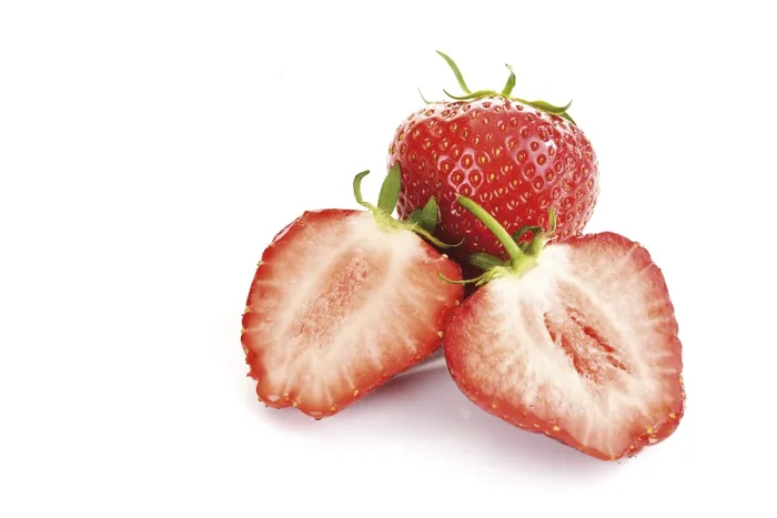 Gerahmter Druck : Erdbeeren, eine gehäutet. Gerahmter Druck : Erdbeeren, eine gehäutet.