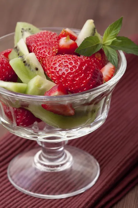 Gerahmter Druck : Erdbeeren und Kiwi auf einem Tisch. Gerahmter Druck : Erdbeeren und Kiwi auf einem Tisch.