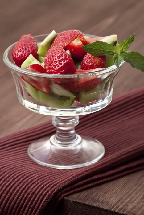 Gerahmter Druck : Erdbeeren und Kiwi auf einem Tisch. Gerahmter Druck : Erdbeeren und Kiwi auf einem Tisch.