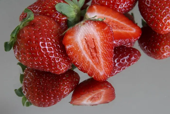 Gerahmter Druck : Beeren auf einem Spiegel.