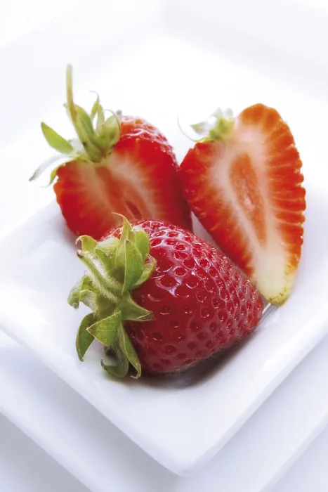 Gerahmter Druck : Beeren auf kleinen Teller. Gerahmter Druck : Beeren auf kleinen Teller.