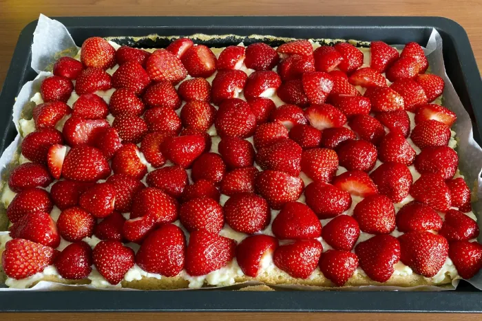 Gerahmter Druck : Ein Erdbeerkuchen auf einem Backblech. Gerahmter Druck : Ein Erdbeerkuchen auf einem Backblech.