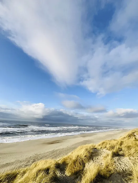 Gerahmter Druck : Wolkenstreif über einem verlassenen Ort. Gerahmter Druck : Wolkenstreif über einem verlassenen Ort.