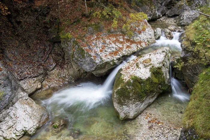 Gerahmter Druck : Bach im Herbst in der Nothklamm Gerahmter Druck : Bach im Herbst in der Nothklamm