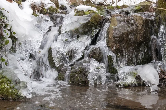 Gerahmter Druck : Bach, Bächlein, Eis, fließendes Wasser. Gerahmter Druck : Bach, Bächlein, Eis, fließendes Wasser.