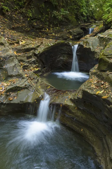 Gerahmter Druck : Bach mit Kaskaden, Becken in den Felsen. Gerahmter Druck : Bach mit Kaskaden, Becken in den Felsen.