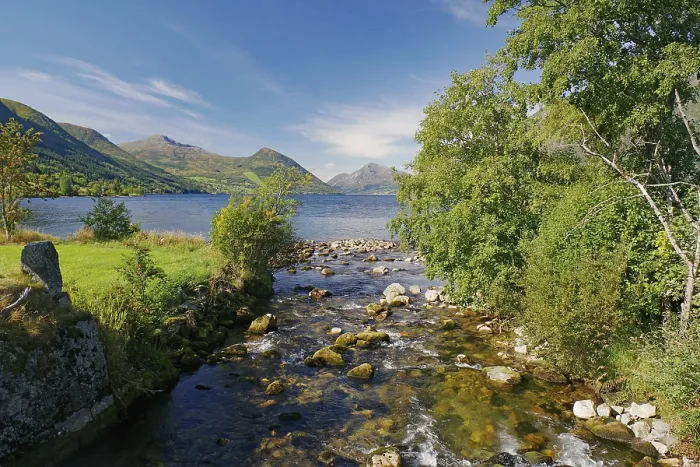 Gerahmter Druck : Fluss, Bäume, See und Berge.