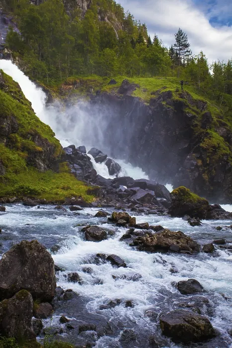Gerahmter Druck : Bach mit Wasserfall Gerahmter Druck : Bach mit Wasserfall