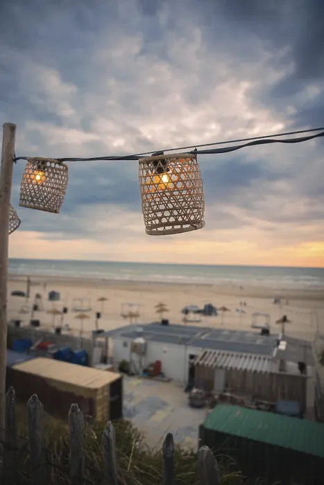 Gerahmter Druck : Faden von Lichtern in der blauen Stunde am Strand. Gerahmter Druck : Faden von Lichtern in der blauen Stunde am Strand.