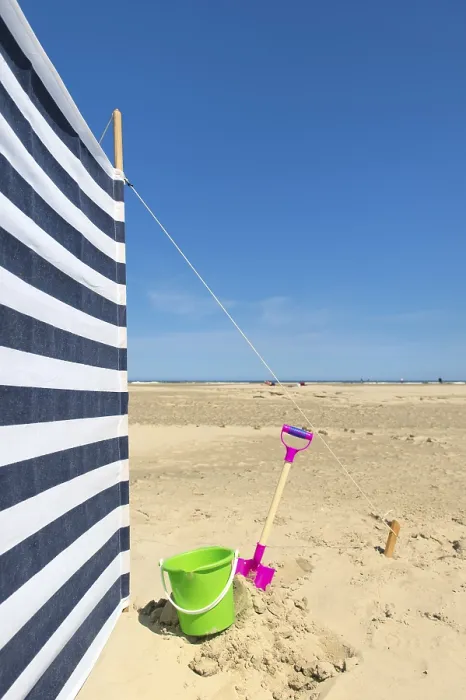 Gerahmter Druck : Gestreifter Windbruch am Strand. Gerahmter Druck : Gestreifter Windbruch am Strand.
