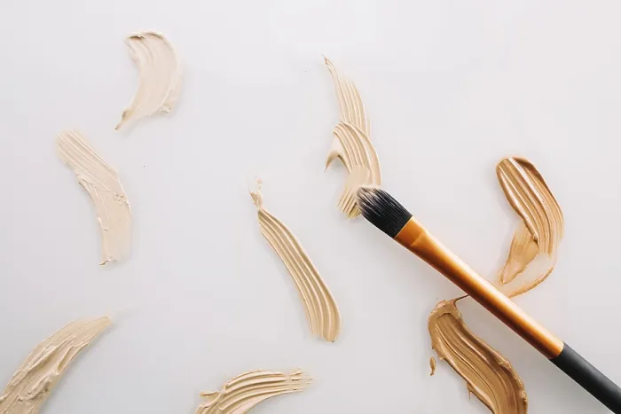 Gerahmter Druck : Striche verdeckende Concealer-Bürste. Gerahmter Druck : Striche verdeckende Concealer-Bürste.