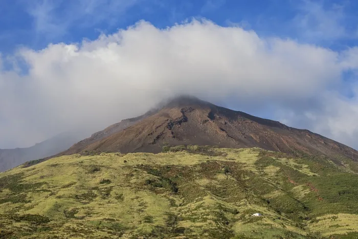 Gerahmter Druck : Vulkan Stromboli mit Wolke, Stromboli. Gerahmter Druck : Vulkan Stromboli mit Wolke, Stromboli.