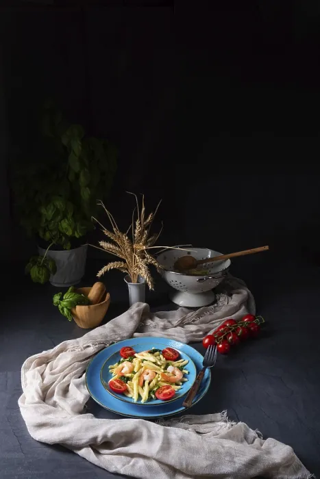 Gerahmter Druck : Strozzapreti-Pasta mit Spinat und Garnelen. Gerahmter Druck : Strozzapreti-Pasta mit Spinat und Garnelen.