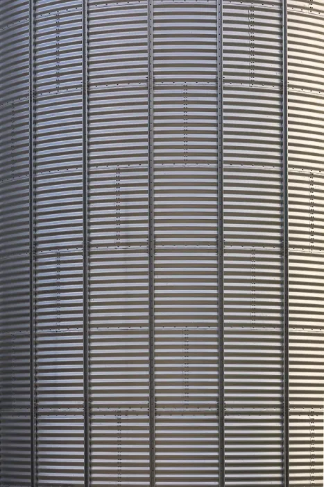 Gerahmter Druck : Struktur eines Aluminiumbehälters auf einem Bauernhof. Gerahmter Druck : Struktur eines Aluminiumbehälters auf einem Bauernhof.