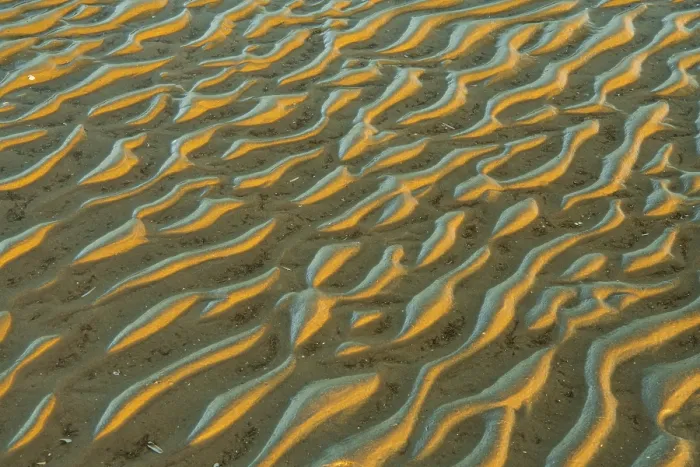 Gerahmter Druck : Struktur an einem sandigen Strand bei Niedrigwasser. Gerahmter Druck : Struktur an einem sandigen Strand bei Niedrigwasser.