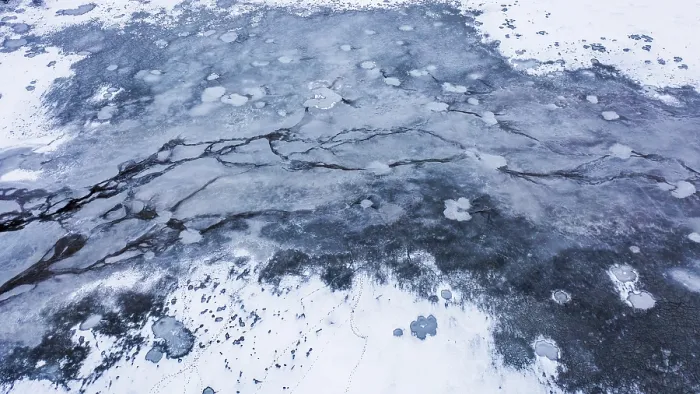 Gerahmter Druck : Strukturen im Eis, gefrorener See. Gerahmter Druck : Strukturen im Eis, gefrorener See.