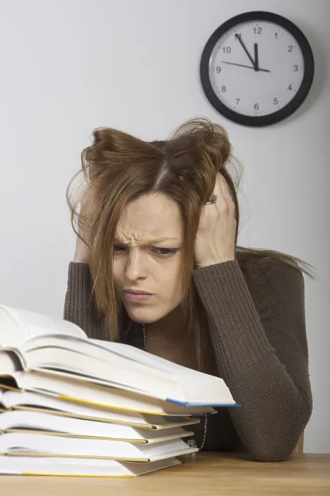 Gerahmter Druck : Schüler mit Büchern und Uhr. Gerahmter Druck : Schüler mit Büchern und Uhr.