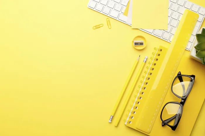 Gerahmter Druck : Arbeitsplatz von Student oder Freiberufler mit Tastatur. Gerahmter Druck : Arbeitsplatz von Student oder Freiberufler mit Tastatur.