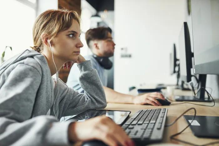 Gerahmter Druck : Schüler lernen in Computerraum. Gerahmter Druck : Schüler lernen in Computerraum.
