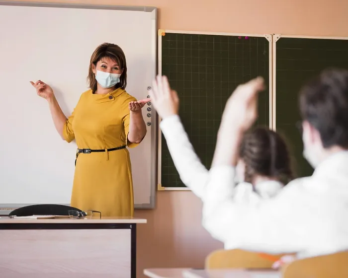 Gerahmter Druck : Schüler Lehrer mit Maske Klasse Gerahmter Druck : Schüler Lehrer mit Maske Klasse