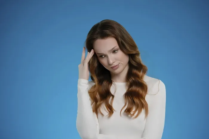 Gerahmter Druck : In einem Studio mit einem hellblauen Hintergrund. Gerahmter Druck : In einem Studio mit einem hellblauen Hintergrund.