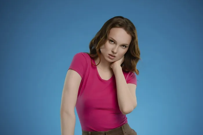 Gerahmter Druck : In einem Studio mit einem auffälligen blauen Hintergrund. Gerahmter Druck : In einem Studio mit einem auffälligen blauen Hintergrund.