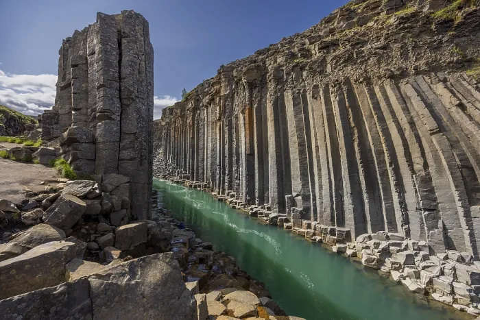 Gerahmter Druck : Studlagil Canyon, Basalt-Säulen Gerahmter Druck : Studlagil Canyon, Basalt-Säulen