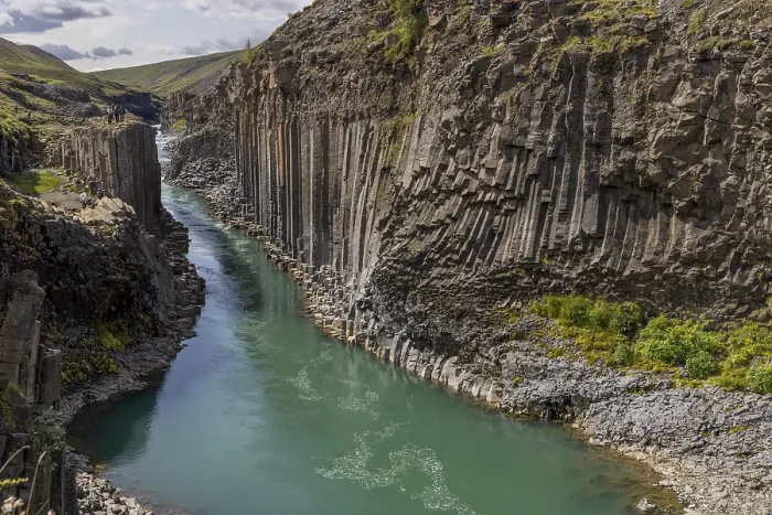 Gerahmter Druck : Studlagil Canyon, Basalt-Säulen Gerahmter Druck : Studlagil Canyon, Basalt-Säulen
