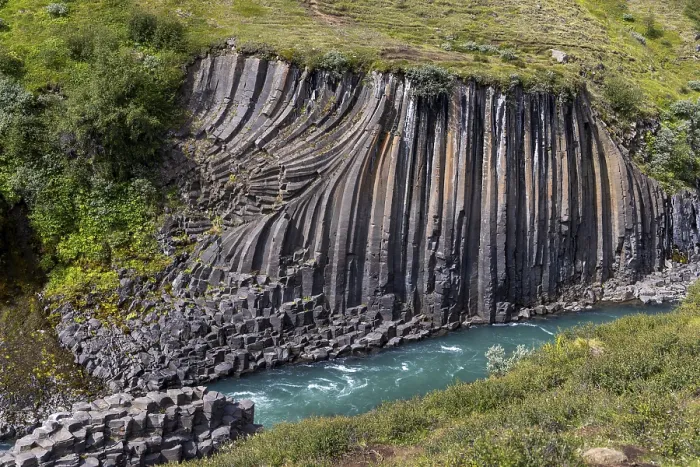 Gerahmter Druck : Studlagil Canyon, Basalt-Säulen Gerahmter Druck : Studlagil Canyon, Basalt-Säulen