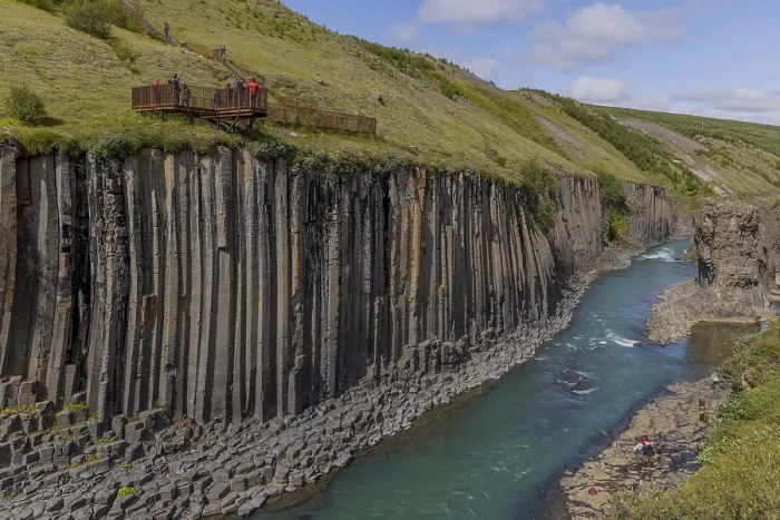 Gerahmter Druck : Studlagil Canyon, Basalt-Säulen Gerahmter Druck : Studlagil Canyon, Basalt-Säulen