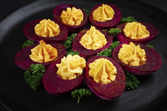 Gerahmter Druck : Gefüllte Eier, mit Rotkohl-Saft gefärbt. Gerahmter Druck : Gefüllte Eier, mit Rotkohl-Saft gefärbt.