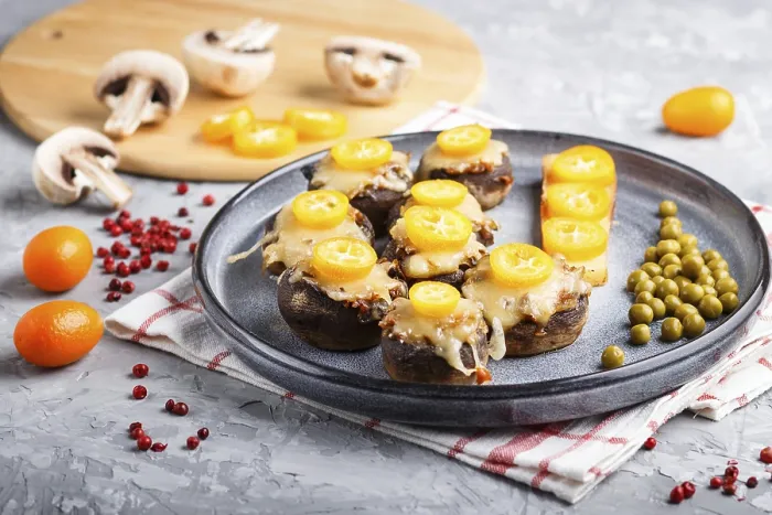 Gerahmter Druck : Gefüllte gebratene Champignons mit Käse. Gerahmter Druck : Gefüllte gebratene Champignons mit Käse.