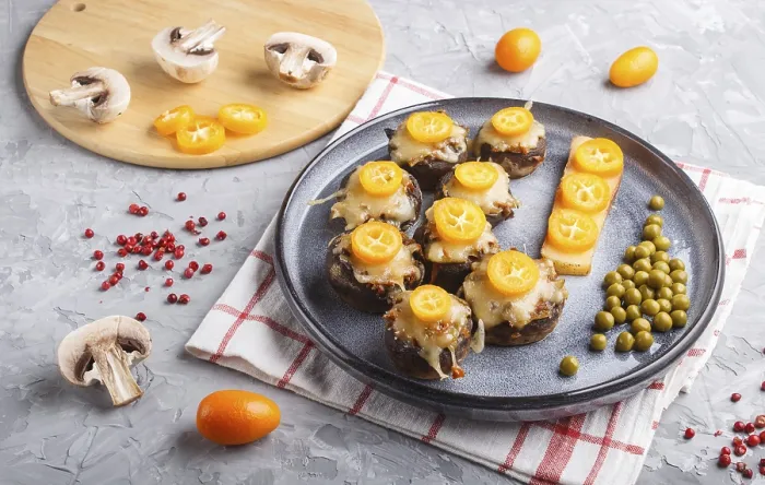Gerahmter Druck : Gefüllte gebratene Champignons mit Käse. Gerahmter Druck : Gefüllte gebratene Champignons mit Käse.