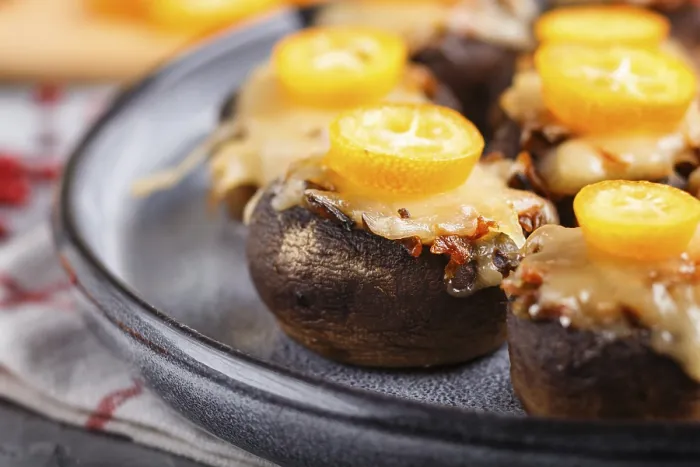 Gerahmter Druck : Gefüllte gebratene Champignons mit Käse. Gerahmter Druck : Gefüllte gebratene Champignons mit Käse.