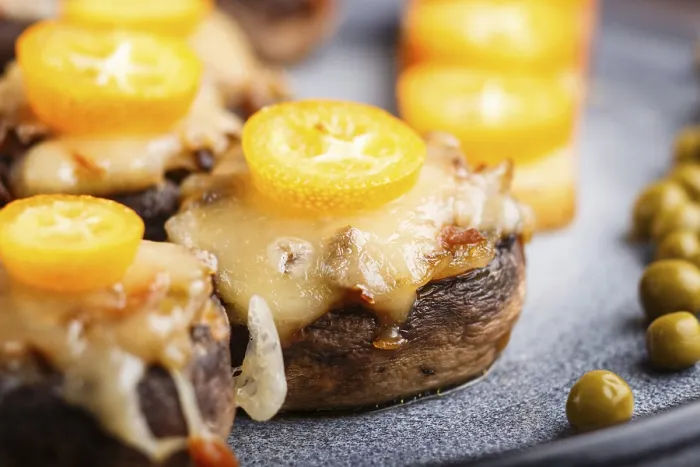 Gerahmter Druck : Gefüllte gebratene Champignons mit Käse. Gerahmter Druck : Gefüllte gebratene Champignons mit Käse.