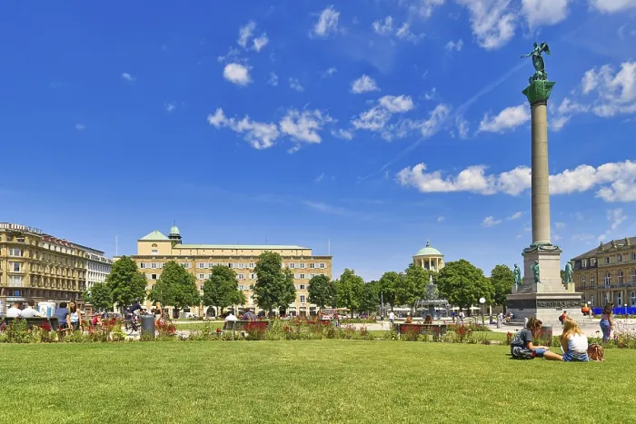 Gerahmter Druck : Stuttgart, Deutschland, Juli 2020: Öffentlicher Park im Stadtteilplatz genannt Schlossplatz in altem Stadtkern an sonnigem Tag. Gerahmter Druck : Stuttgart, Deutschland, Juli 2020: Öffentlicher Park im Stadtteilplatz genannt Schlossplatz in altem Stadtkern an sonnigem Tag.
