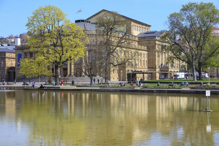 Gerahmter Druck : Staatstheater Stuttgart, Spiegelung im Eckensee Gerahmter Druck : Staatstheater Stuttgart, Spiegelung im Eckensee