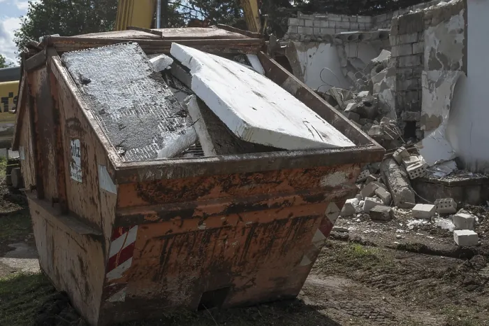 Gerahmter Druck : Styrofoam in einem Bauabfallbehälter. Gerahmter Druck : Styrofoam in einem Bauabfallbehälter.