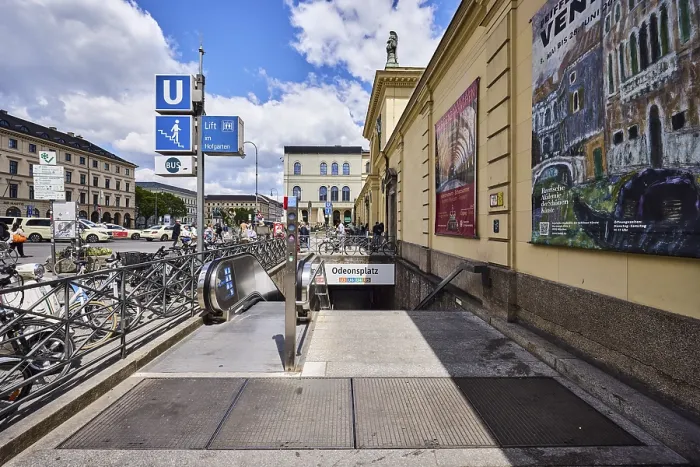 Gerahmter Druck : Bahnhof, Odeonsplatz-Halt, Linie U3