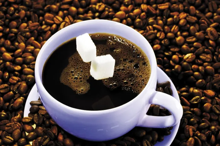 Gerahmter Druck : Zuckerwürfel fallen in ein Tassen Kaffee. Gerahmter Druck : Zuckerwürfel fallen in ein Tassen Kaffee.