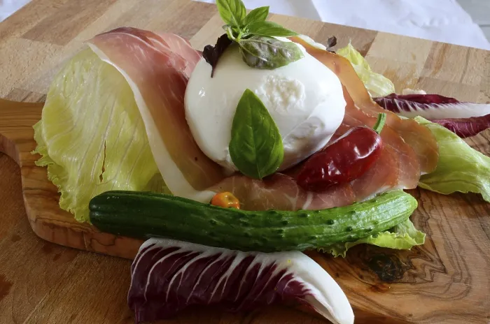 Gerahmter Druck : Ein Sommerfrische Gericht mit Mozzarella und Tomate. Gerahmter Druck : Ein Sommerfrische Gericht mit Mozzarella und Tomate.