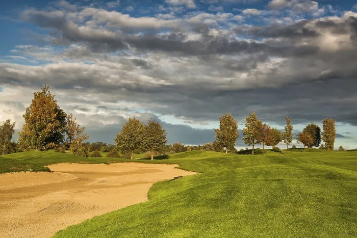 Gerahmter Druck : Sommergolfplatz nach Sturm Gerahmter Druck : Sommergolfplatz nach Sturm