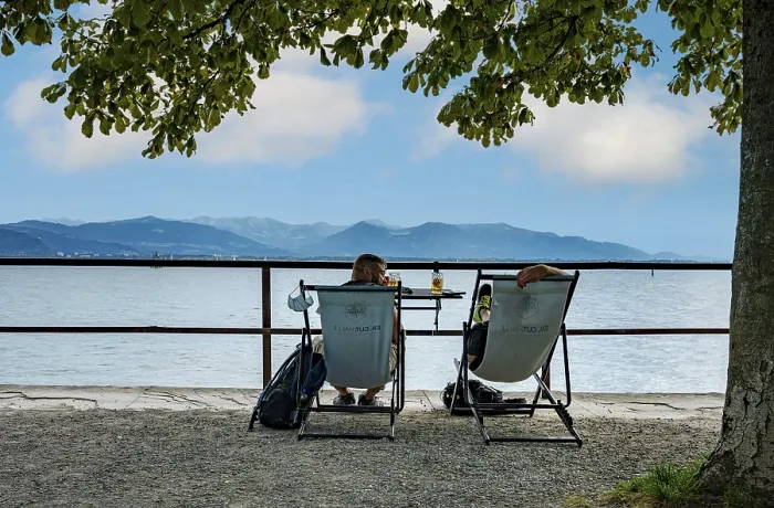 Gerahmter Druck : Sommergäste sonnenbaden in Liegestühlen. Gerahmter Druck : Sommergäste sonnenbaden in Liegestühlen.